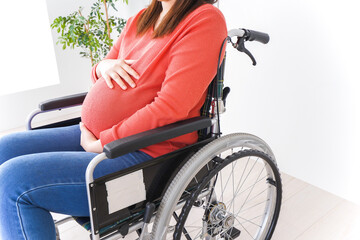 車いすに乗る妊婦