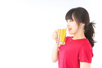 運動後にビールを飲む若い女性