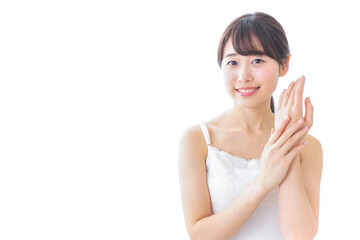 クリームを塗る若い女性