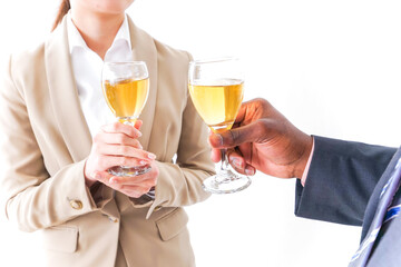 お酒を飲むビジネスパーソン