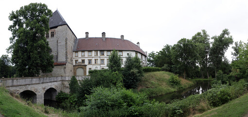 Fototapeta na wymiar mittelalterliche Wasserburg Schloss Rheda