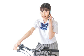 自転車でスマホを使う若い学生