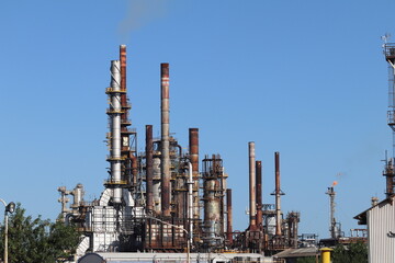 Vista de las chimeneas en una refinería de combustibles.