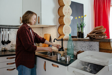 Female washing bottle for recycling