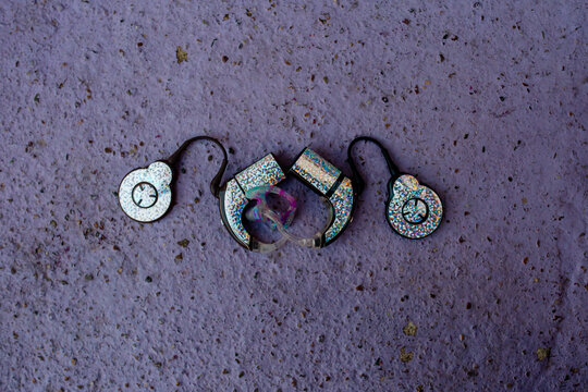 Cochlear implants with glitter skins