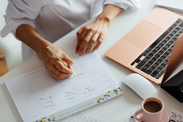 Close Up Schedule Making 