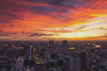 Obraz premium Bangkok city at sunset with Modern Business Building along the river. (Thailand)