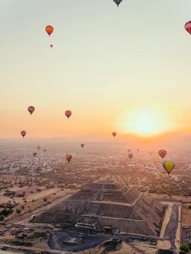 Hot Air Balloon ride over the Aztec pyramids of Teotihuacan 