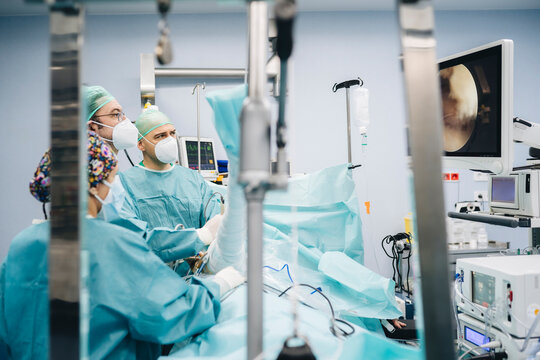Doctors working in an operating room