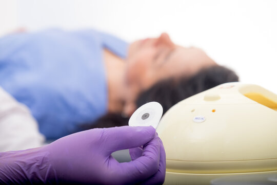 Mano de doctor sosteniendo un sensor que colocar&aacute; en paciente para un chequeo m&eacute;dico en cl&iacute;nica de salud