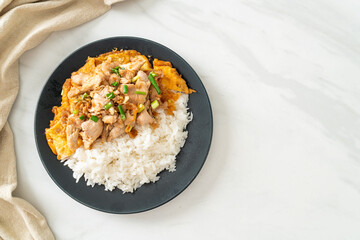 stir-fried pork with garlic and egg topped on rice