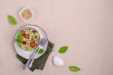 Shell pasta with tomatoes and pesto