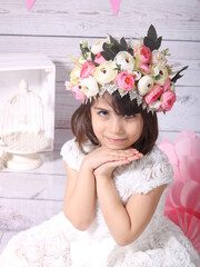 Obraz na płótnie Canvas little girl in wedding dress