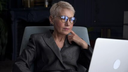 Ways to give psychologist consultation woman works on laptop Akspb