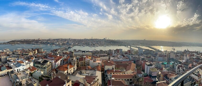 Panorama de atardecer en la cima de una ciudad