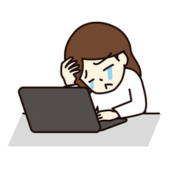 ノートパソコンの前で疲れ切っている女性