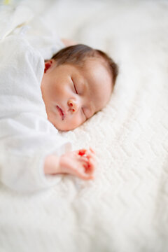 心地よく眠る新生児。