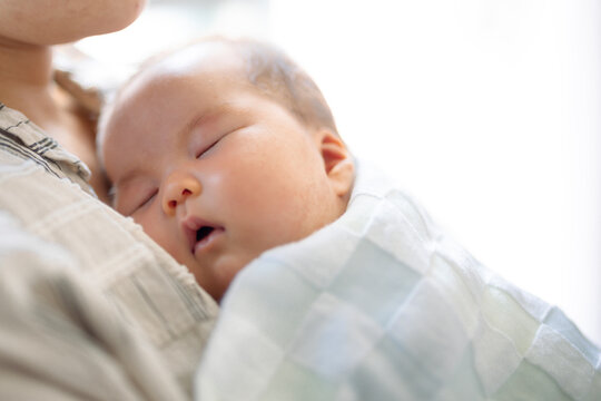 心地よく眠る新生児。