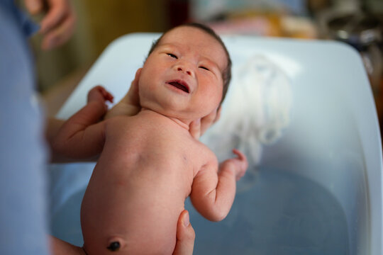 気持ちよく、お風呂に入る新生児（赤ちゃん）