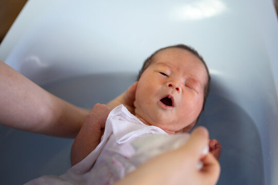 気持ちよく、お風呂に入る新生児（赤ちゃん）