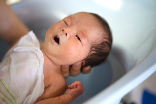 気持ちよく、お風呂に入る新生児（赤ちゃん）