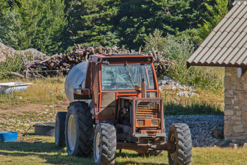 vieux tracteur dans une ferme