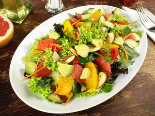Gemischter Salat mit Fruchtfilets und Avocado