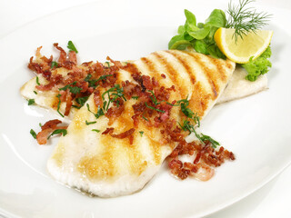 Schollenfilets mit Speck und Kartoffeln - Freigestellt