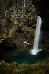 Wundervoller Wasserfall im Kanton Glarus. Tolle Langzeitbelichtung.