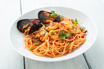 Piatto di deliziosi spaghetti al sugo di cozze e prezzemolo, Cibo Mediterraneo, Cucina Italiana 