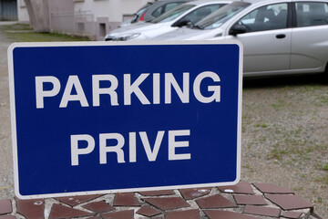 Panneau indiquant en français parking privé
