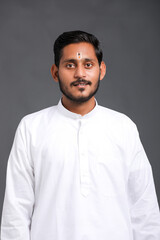 Obraz premium Young indian man (pilgrim) in traditional wear.