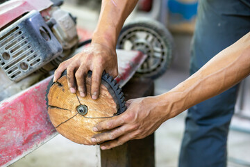 selective focus wheel of lawnmower modified Use a piece of wood to replace a broken wheel. Ideas...