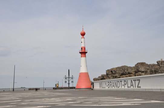 Der Leuchturm Bremerhaven  Unterfeuer: ein kleiner rotwei&szlig;er gestreifter Leuchtturm auf der S&uuml;dmole der Schleuse.