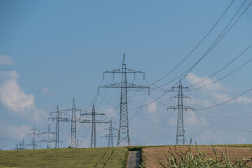 Strommasten und Wolkenhimmel