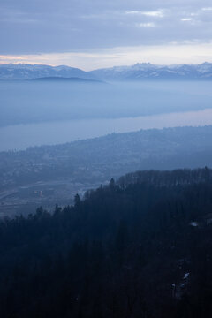 Tolle Landschaft in Zürich. Atemberaubende Aussicht vom Uetliberg.