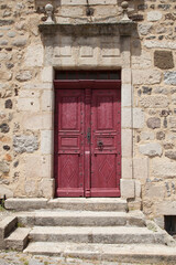 Fototapeta na wymiar Vieille porte d'une ancienne maison de village