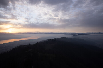 Tolle Landschaft in Zürich. Atemberaubende Aussicht vom Uetliberg.