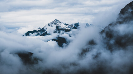Fototapeta na wymiar Verschneiter Gipfel im Nebelmeer - Zillertal, Tirol in Österreich