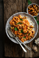 Assiette de riz, crevettes et noix de cajou aux épices