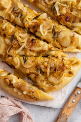 fougasse fait maison oignons et romarin