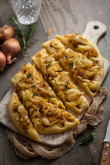 fougasse fait maison oignons et romarin