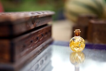 Paillette d'or dans un flacon