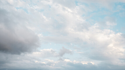Fototapeta na wymiar Variable white clouds on the background of blue sky.