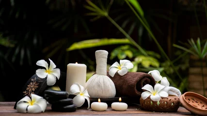 Foto op Plexiglas Thaise spa-massage. Spa-behandeling cosmetische schoonheid. Therapie aromatherapie voor zorglichaam vrouwen met kaarsen voor ontspannen wellness. Aroma en zout scrub instelling klaar gezonde levensstijl. © freebird7977