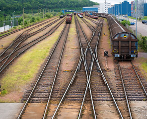 Obraz premium Zug mit Lock auf Eisenbahnschienen und Weichen, Blick von der Eisenbahnbrücke in Saarbrücken Burbach
