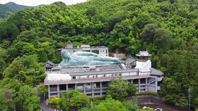 南蔵院の釈迦涅槃像のドローン空撮