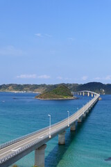 Fototapeta na wymiar 海士ヶ瀬戸海峡に架かる角島大橋。下関、山口、日本。10月中旬。