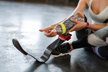 disabled sportswoman with prosthetic leg - obrazy, fototapety, plakaty
