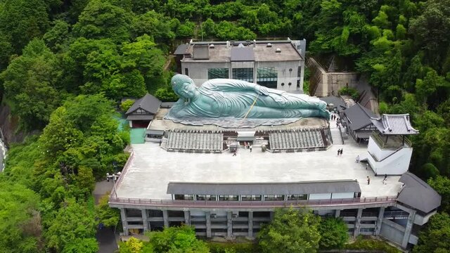南蔵院の釈迦涅槃像のドローン空撮
